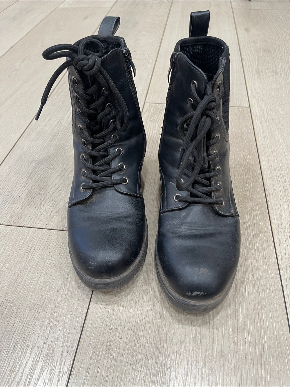 Vepose Black Lace-Up Heeled Ankle Boots
